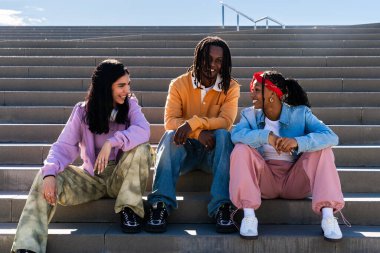 Çok ırklı hip-hop dansçılarından oluşan genç bir grup renkli sokak dansçısı şehirde çok ırklı rap grubu portresi yapıyor.
