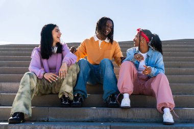 Çok ırklı hip-hop dansçılarından oluşan genç bir grup renkli sokak dansçısı şehirde çok ırklı rap grubu portresi yapıyor.