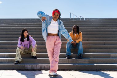 Çok ırklı hip-hop dansçılarından oluşan genç bir grup renkli sokak dansçısı şehirde çok ırklı rap grubu portresi yapıyor.