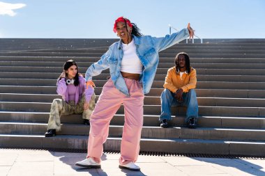 Çok ırklı hip-hop dansçılarından oluşan genç bir grup renkli sokak dansçısı şehirde çok ırklı rap grubu portresi yapıyor.