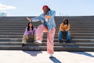 Çok ırklı hip-hop dansçılarından oluşan genç bir grup renkli sokak dansçısı şehirde çok ırklı rap grubu portresi yapıyor.
