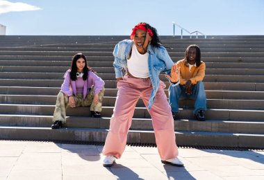 Çok ırklı hip-hop dansçılarından oluşan genç bir grup renkli sokak dansçısı şehirde çok ırklı rap grubu portresi yapıyor.