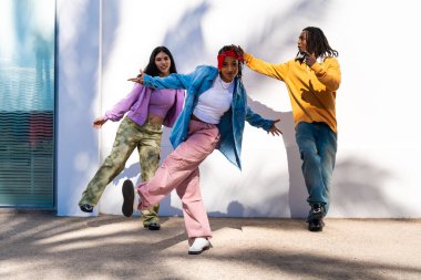Çok ırklı hip-hop dansçılarından oluşan genç bir grup renkli sokak dansçısı şehirde çok ırklı rap grubu portresi yapıyor.
