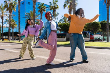 Çok ırklı hip-hop dansçılarından oluşan genç bir grup renkli sokak dansçısı şehirde çok ırklı rap grubu portresi yapıyor.