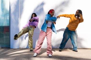 Çok ırklı hip-hop dansçılarından oluşan genç bir grup renkli sokak dansçısı şehirde çok ırklı rap grubu portresi yapıyor.
