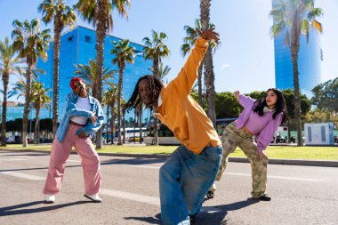 Çok ırklı hip-hop dansçılarından oluşan genç bir grup renkli sokak dansçısı şehirde çok ırklı rap grubu portresi yapıyor.