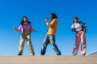 Çok ırklı hip-hop dansçılarından oluşan genç bir grup renkli sokak dansçısı şehirde çok ırklı rap grubu portresi yapıyor.