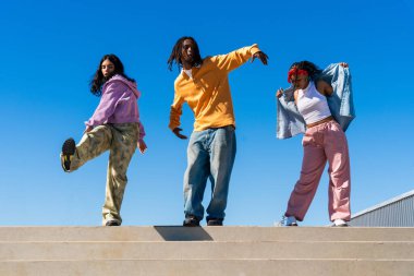 Çok ırklı hip-hop dansçılarından oluşan genç bir grup renkli sokak dansçısı şehirde çok ırklı rap grubu portresi yapıyor.