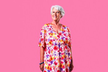 Stüdyoda gri saçlı, şık giyimli güzel bir kadın, şık bir tarzı olan neşeli, yaşlı bir büyükanne.