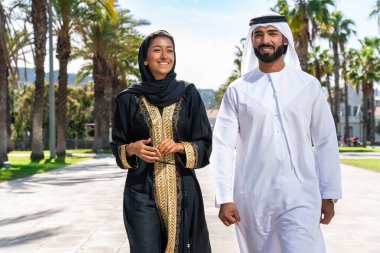 Geleneksel Arap çift açık havada buluşan emirati kıyafetleri giyiyorlar - Orta Doğulu evli kadın ve abaya ile erkek kandura buluşması ve şehirde eğleniyorlar