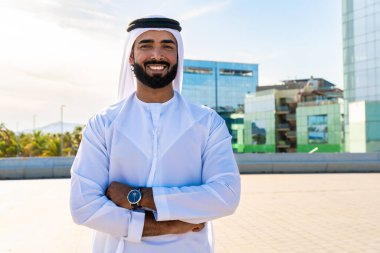 Geleneksel Arap adam dışarıda emirati kandura giyiyor - yakışıklı orta doğulu yetişkin erkek iş adamı portresi