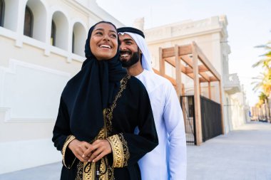 Emirati Arap çifti Dubai 'de geleneksel kıyafetler giyiyor.