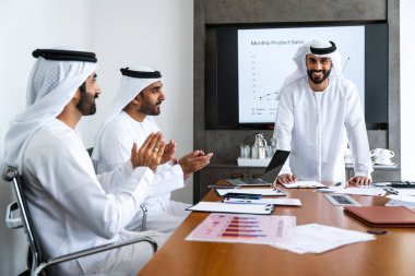 İş anlaşması için emirati kandura giyen Arap işadamları, Orta Doğu 'da uluslararası bir şirkette çalışan orta doğulu kurumsal iş adamları grubu.