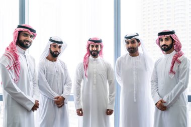 Emirati ve Suudi kandura giyen Arap işadamları iş anlaşması için Orta Doğu 'da uluslararası bir şirkette çalışan kurumsal bir iş grubu olan