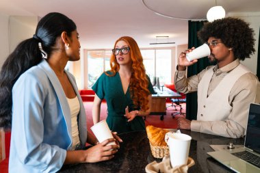 Ortak çalışan bir şirket ofisinde çok ırklı küçük bir iş adamı grubu toplanıyor - genç iş arkadaşları yaratıcı bir teknoloji şirketinde birlikte çalışıyorlar, iş ve günlük ofis yaşam tarzı kavramları