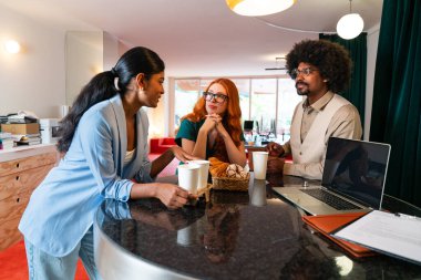 Ortak çalışan bir şirket ofisinde çok ırklı küçük bir iş adamı grubu toplanıyor - genç iş arkadaşları yaratıcı bir teknoloji şirketinde birlikte çalışıyorlar, iş ve günlük ofis yaşam tarzı kavramları