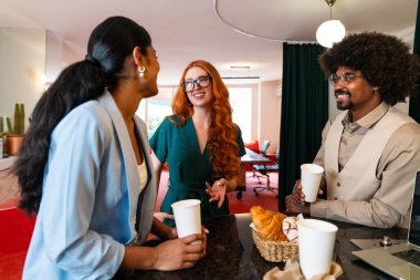 Ortak çalışan bir şirket ofisinde çok ırklı küçük bir iş adamı grubu toplanıyor - genç iş arkadaşları yaratıcı bir teknoloji şirketinde birlikte çalışıyorlar, iş ve günlük ofis yaşam tarzı kavramları