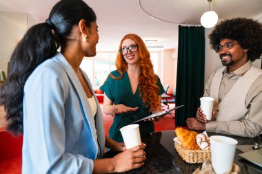 Ortak çalışan bir şirket ofisinde çok ırklı küçük bir iş adamı grubu toplanıyor - genç iş arkadaşları yaratıcı bir teknoloji şirketinde birlikte çalışıyorlar, iş ve günlük ofis yaşam tarzı kavramları