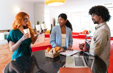 Ortak çalışan bir şirket ofisinde çok ırklı küçük bir iş adamı grubu toplanıyor - genç iş arkadaşları yaratıcı bir teknoloji şirketinde birlikte çalışıyorlar, iş ve günlük ofis yaşam tarzı kavramları