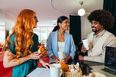 Ortak çalışan bir şirket ofisinde çok ırklı küçük bir iş adamı grubu toplanıyor - genç iş arkadaşları yaratıcı bir teknoloji şirketinde birlikte çalışıyorlar, iş ve günlük ofis yaşam tarzı kavramları