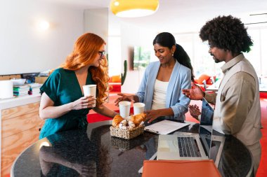 Ortak çalışan bir şirket ofisinde çok ırklı küçük bir iş adamı grubu toplanıyor - genç iş arkadaşları yaratıcı bir teknoloji şirketinde birlikte çalışıyorlar, iş ve günlük ofis yaşam tarzı kavramları