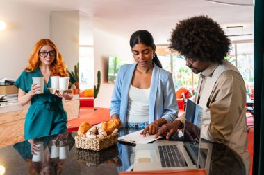 Ortak çalışan bir şirket ofisinde çok ırklı küçük bir iş adamı grubu toplanıyor - genç iş arkadaşları yaratıcı bir teknoloji şirketinde birlikte çalışıyorlar, iş ve günlük ofis yaşam tarzı kavramları