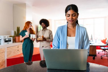 Ortak çalışan bir şirket ofisinde çok ırklı küçük bir iş adamı grubu toplanıyor - genç iş arkadaşları yaratıcı bir teknoloji şirketinde birlikte çalışıyorlar, iş ve günlük ofis yaşam tarzı kavramları
