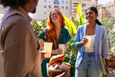Ortak çalışan bir şirket ofisinde çok ırklı küçük bir iş adamı grubu toplanıyor - genç iş arkadaşları yaratıcı bir teknoloji şirketinde birlikte çalışıyorlar, iş ve günlük ofis yaşam tarzı kavramları