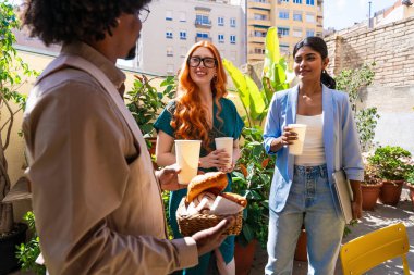 Ortak çalışan bir şirket ofisinde çok ırklı küçük bir iş adamı grubu toplanıyor - genç iş arkadaşları yaratıcı bir teknoloji şirketinde birlikte çalışıyorlar, iş ve günlük ofis yaşam tarzı kavramları