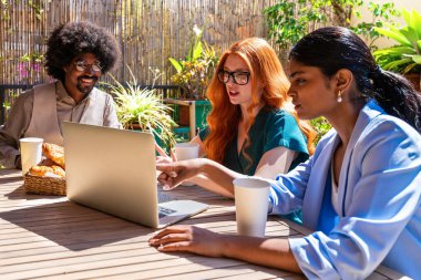 Ortak çalışan bir şirket ofisinde çok ırklı küçük bir iş adamı grubu toplanıyor - genç iş arkadaşları yaratıcı bir teknoloji şirketinde birlikte çalışıyorlar, iş ve günlük ofis yaşam tarzı kavramları