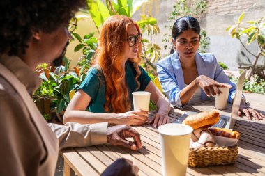 Ortak çalışan bir şirket ofisinde çok ırklı küçük bir iş adamı grubu toplanıyor - genç iş arkadaşları yaratıcı bir teknoloji şirketinde birlikte çalışıyorlar, iş ve günlük ofis yaşam tarzı kavramları