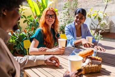 Ortak çalışan bir şirket ofisinde çok ırklı küçük bir iş adamı grubu toplanıyor - genç iş arkadaşları yaratıcı bir teknoloji şirketinde birlikte çalışıyorlar, iş ve günlük ofis yaşam tarzı kavramları
