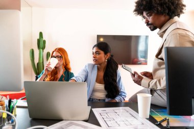 Ortak çalışan bir şirket ofisinde çok ırklı küçük bir iş adamı grubu toplanıyor - genç iş arkadaşları yaratıcı bir teknoloji şirketinde birlikte çalışıyorlar, iş ve günlük ofis yaşam tarzı kavramları