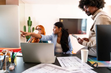 Ortak çalışan bir şirket ofisinde çok ırklı küçük bir iş adamı grubu toplanıyor - genç iş arkadaşları yaratıcı bir teknoloji şirketinde birlikte çalışıyorlar, iş ve günlük ofis yaşam tarzı kavramları