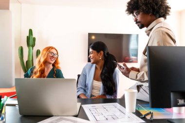 Ortak çalışan bir şirket ofisinde çok ırklı küçük bir iş adamı grubu toplanıyor - genç iş arkadaşları yaratıcı bir teknoloji şirketinde birlikte çalışıyorlar, iş ve günlük ofis yaşam tarzı kavramları