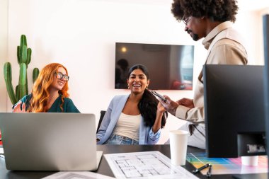 Ortak çalışan bir şirket ofisinde çok ırklı küçük bir iş adamı grubu toplanıyor - genç iş arkadaşları yaratıcı bir teknoloji şirketinde birlikte çalışıyorlar, iş ve günlük ofis yaşam tarzı kavramları