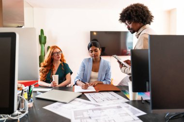 Ortak çalışan bir şirket ofisinde çok ırklı küçük bir iş adamı grubu toplanıyor - genç iş arkadaşları yaratıcı bir teknoloji şirketinde birlikte çalışıyorlar, iş ve günlük ofis yaşam tarzı kavramları