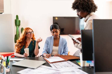 Ortak çalışan bir şirket ofisinde çok ırklı küçük bir iş adamı grubu toplanıyor - genç iş arkadaşları yaratıcı bir teknoloji şirketinde birlikte çalışıyorlar, iş ve günlük ofis yaşam tarzı kavramları