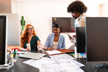 Ortak çalışan bir şirket ofisinde çok ırklı küçük bir iş adamı grubu toplanıyor - genç iş arkadaşları yaratıcı bir teknoloji şirketinde birlikte çalışıyorlar, iş ve günlük ofis yaşam tarzı kavramları