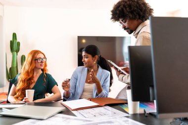 Ortak çalışan bir şirket ofisinde çok ırklı küçük bir iş adamı grubu toplanıyor - genç iş arkadaşları yaratıcı bir teknoloji şirketinde birlikte çalışıyorlar, iş ve günlük ofis yaşam tarzı kavramları