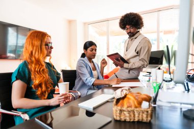 Ortak çalışan bir şirket ofisinde çok ırklı küçük bir iş adamı grubu toplanıyor - genç iş arkadaşları yaratıcı bir teknoloji şirketinde birlikte çalışıyorlar, iş ve günlük ofis yaşam tarzı kavramları