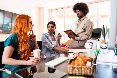 Ortak çalışan bir şirket ofisinde çok ırklı küçük bir iş adamı grubu toplanıyor - genç iş arkadaşları yaratıcı bir teknoloji şirketinde birlikte çalışıyorlar, iş ve günlük ofis yaşam tarzı kavramları