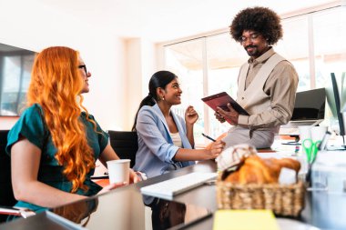 Ortak çalışan bir şirket ofisinde çok ırklı küçük bir iş adamı grubu toplanıyor - genç iş arkadaşları yaratıcı bir teknoloji şirketinde birlikte çalışıyorlar, iş ve günlük ofis yaşam tarzı kavramları
