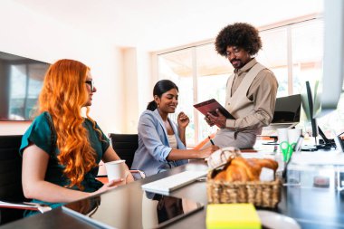 Ortak çalışan bir şirket ofisinde çok ırklı küçük bir iş adamı grubu toplanıyor - genç iş arkadaşları yaratıcı bir teknoloji şirketinde birlikte çalışıyorlar, iş ve günlük ofis yaşam tarzı kavramları