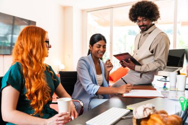 Ortak çalışan bir şirket ofisinde çok ırklı küçük bir iş adamı grubu toplanıyor - genç iş arkadaşları yaratıcı bir teknoloji şirketinde birlikte çalışıyorlar, iş ve günlük ofis yaşam tarzı kavramları