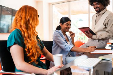 Ortak çalışan bir şirket ofisinde çok ırklı küçük bir iş adamı grubu toplanıyor - genç iş arkadaşları yaratıcı bir teknoloji şirketinde birlikte çalışıyorlar, iş ve günlük ofis yaşam tarzı kavramları