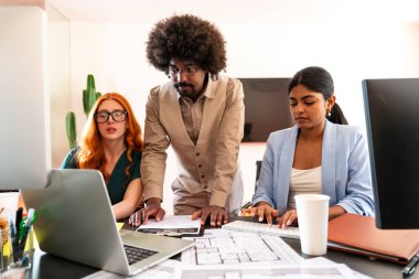 Ortak çalışan bir şirket ofisinde çok ırklı küçük bir iş adamı grubu toplanıyor - genç iş arkadaşları yaratıcı bir teknoloji şirketinde birlikte çalışıyorlar, iş ve günlük ofis yaşam tarzı kavramları