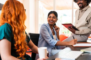 Ortak çalışan bir şirket ofisinde çok ırklı küçük bir iş adamı grubu toplanıyor - genç iş arkadaşları yaratıcı bir teknoloji şirketinde birlikte çalışıyorlar, iş ve günlük ofis yaşam tarzı kavramları