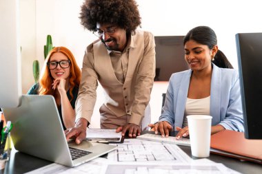 Ortak çalışan bir şirket ofisinde çok ırklı küçük bir iş adamı grubu toplanıyor - genç iş arkadaşları yaratıcı bir teknoloji şirketinde birlikte çalışıyorlar, iş ve günlük ofis yaşam tarzı kavramları