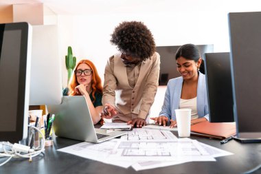 Ortak çalışan bir şirket ofisinde çok ırklı küçük bir iş adamı grubu toplanıyor - genç iş arkadaşları yaratıcı bir teknoloji şirketinde birlikte çalışıyorlar, iş ve günlük ofis yaşam tarzı kavramları